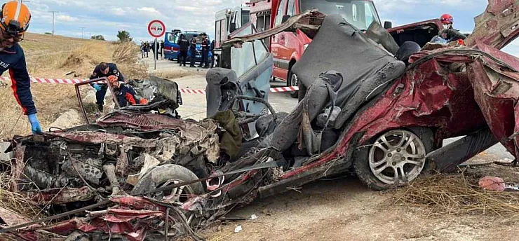 Uşak'ta kamyon ile otomobil çarpıştı: 3 ölü, 1 yaralı