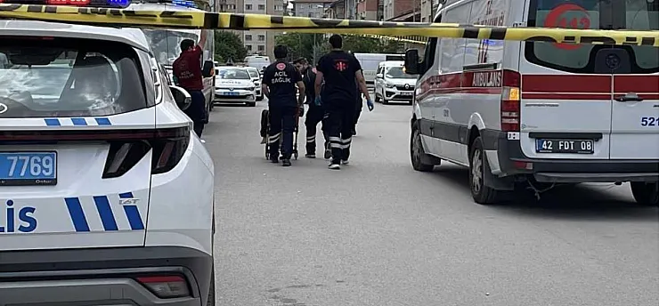 Üvey annesi ile kız kardeşinin boğazını keserek öldürdü