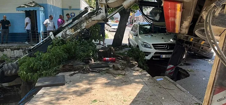 Vinç aracın üzerine devrildi, kepçe dereye uçtu