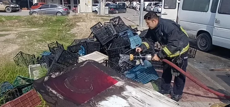 Yanan aracı söndüren itfaiyenin suyu, Türk bayrağı için aktı
