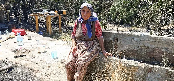 Yangında kaybolan köpeği 'Kara'nın dönmesini umutla bekliyor