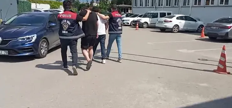 'Yeğenin zor durumda' yalanıyla altın vurgunu: Yaşlı kadını dolandıran 2 şüpheli tutuklandı