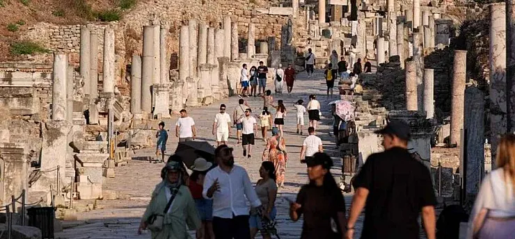 Yerli turistler ilk çeyrekte aile ziyaretine 50,2 milyar, tatile 33 milyar lira harcadı