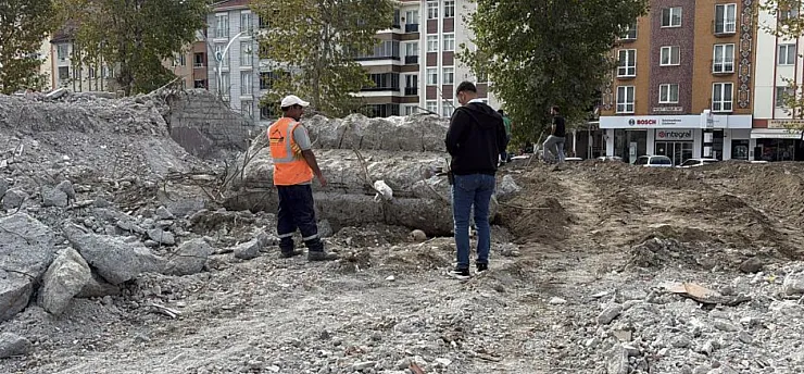 Yıkım çalışması sırasında insan kafatası ve kemikler bulundu