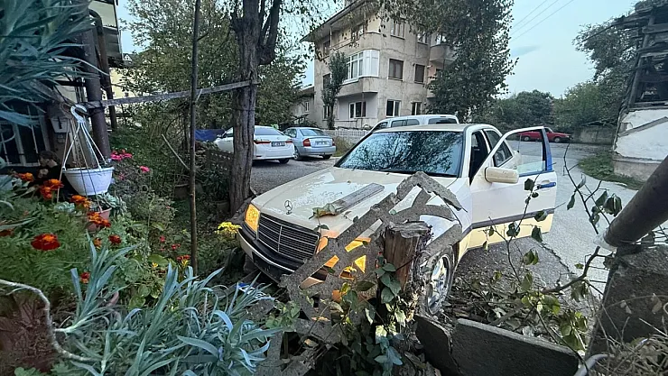 Çalıntı araçla polisten kaçtılar, kaza yapınca yakalandılar