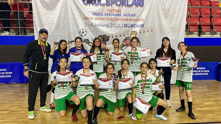 Yatağan 23 Nisan ortaokulu futsal takımı bölge şampiyonu oldu