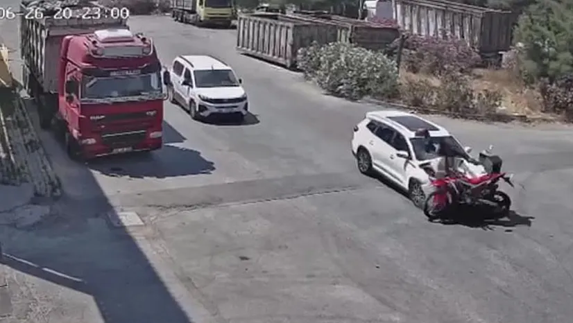 15 yaşındaki çocuğun kullandığı otomobil motosiklete çarptı, sürücü ağır yaralandı
