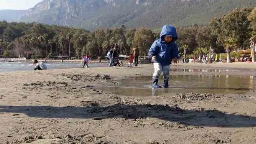 AKYAKA'DA ÜRKÜTEN DENİZ SUYU ÇEKİLMESİ 50 METREYE ULAŞTI