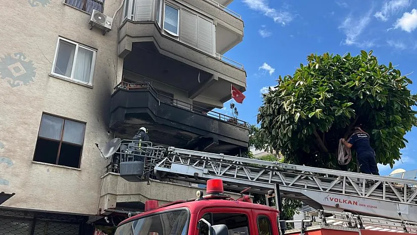 Alanya'da alevlere teslim olan dairede 3 çocuk dumandan etkilendi