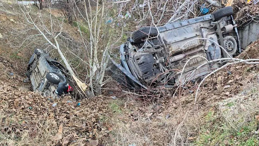 Antalya-Denizli Yolu'nda otomobil şarampole devrildi: 4 yaralı