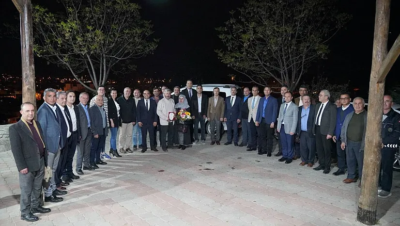 Başkan Akdenizli, emekli olan müdürlere teşekkür plaketi takdim etti