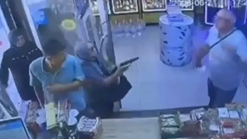 Boşanma aşamasındaki eşinin vurmak istediği adam silah tutukluk yapınca kurtuldu