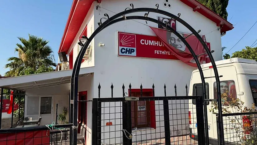 CHP Fethiye İlçe Başkanlığı'nda toplu istifa sonrası kapıya zincir vuruldu