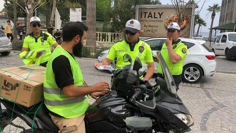 Sürücüler trafik kuralları hakkında bilgilendirildi