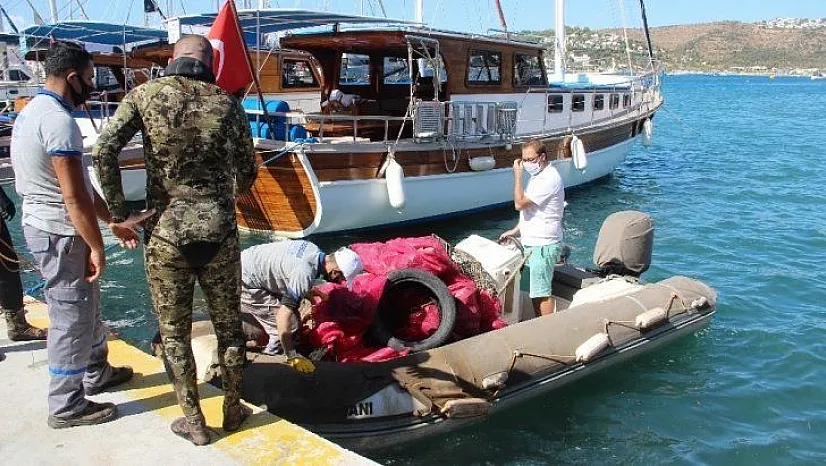 Denizden 2 saatte 300 kilogram çöp çıktı