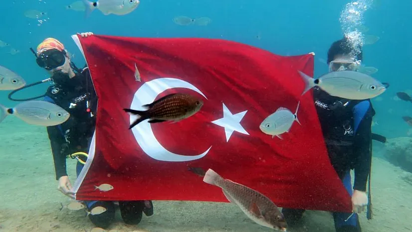 Denizin dibinde Türk Bayrağı açtılar