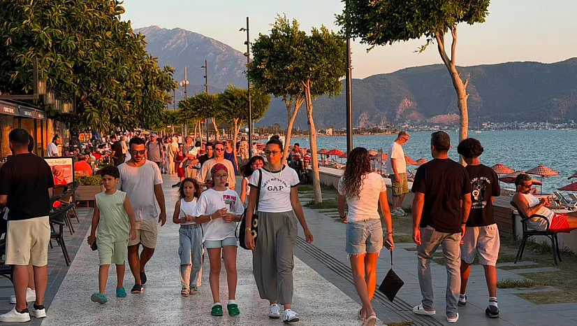 Fethiye Çalış Plajı'nda akşam hareketliliği: Vatandaşlar serinliği sahilde aradı