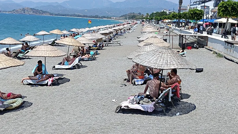 Fethiye Çalış Sahili'nde Yerli ve Yabancı Turistler Denizin Keyfini Çıkardı