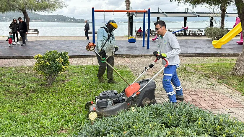 Fethiye'de 2. etap sahil bandında çim kesim çalışması