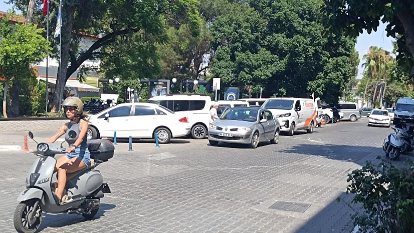 Fethiye'de Çift Sıra Parka Ceza Yağdı: Kurallara Uymayan Sürücülere İşlem