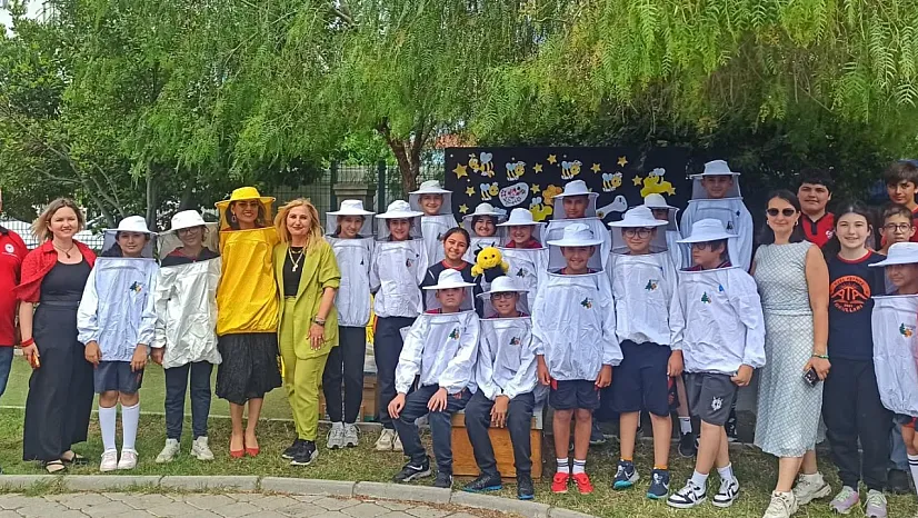 Fethiye'de Dünya Arı Günü'nde miniklere uygulamalı arıcılık eğitimi
