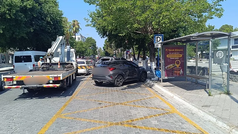 Fethiye'de otobüs durağına park eden araç çekiciyle kaldırıldı