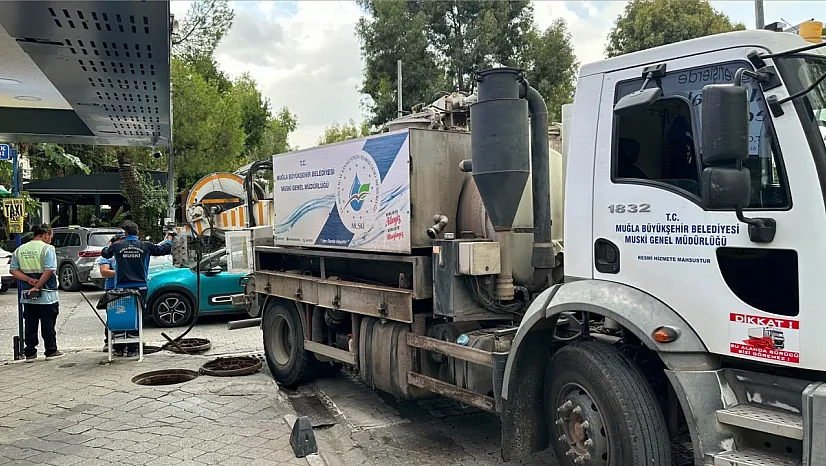 Fethiye'de yağmur öncesi mazgal ve kanalizasyon temizliği