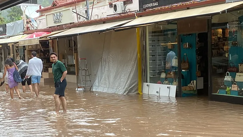 Fethiye Ölüdeniz'de sağanak yağış etkili oldu