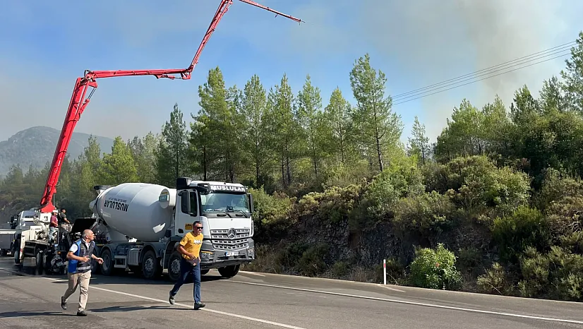 Fethiye Yeşilüzümlü'de alevler mahalle merkezinin girişine dayandı
