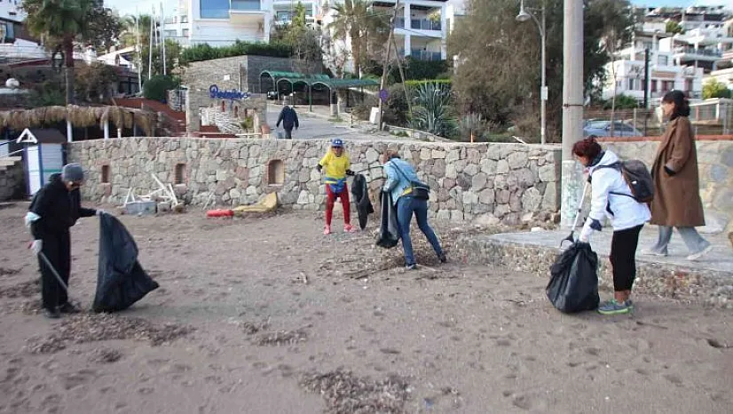 Fırtına sonrası sahil temizliği yaptılar