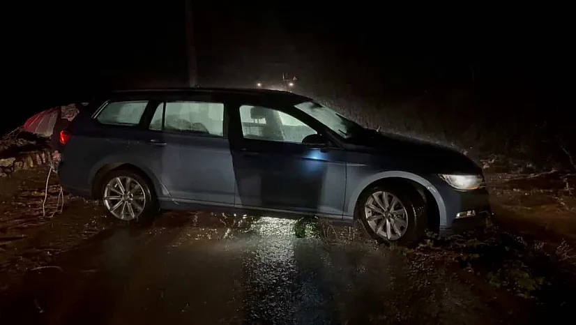 Marmaris'i sağanak yağış vurdu, araçlar suda mahsur kaldı