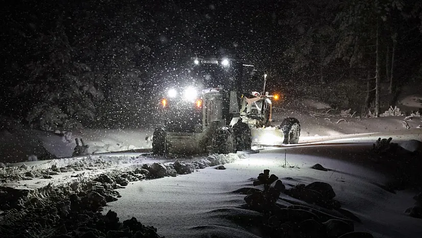 Menteşe Belediyesi ekipleri gece boyunca kar ile mücadele etti