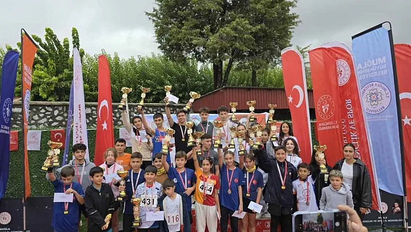 Menteşe'de Cumhuriyet Koşusu Heyecanı: Kupa ve Madalyalar Sahiplerini Buldu