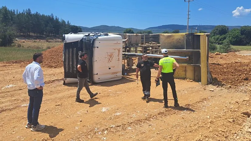 Menteşe'de kum boşaltan kamyon devrildi: Sürücü yaralandı