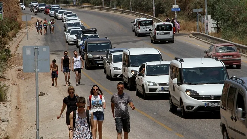 Ölüdeniz'e olan rağbet trafiğe yansıdı