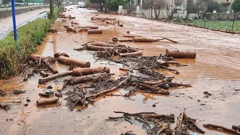 SAĞANAK YAĞIŞ SONRASI YOLLAR ÇAMURLA KAPLANDI