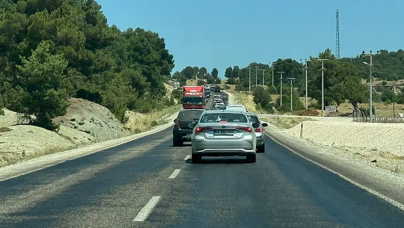 Seydikemer-Antalya Karayolunda Araç Yoğunluğu: Yayla Karaçulha Kavşağında Uzun Kuyruklar Oluştu
