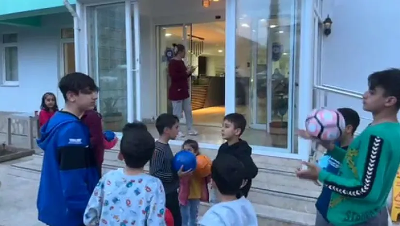TARAFTAR SÖZÜNÜ TUTTU OYUNCAKLAR DEPREMZEDELERE ULAŞTIRILDI