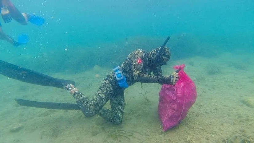 Turgutreis'te sahil ve deniz dibi temizliği