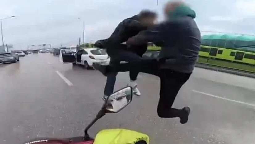 Yol verme tartışması kavgaya dönüştü: 2 sürücü gözaltında