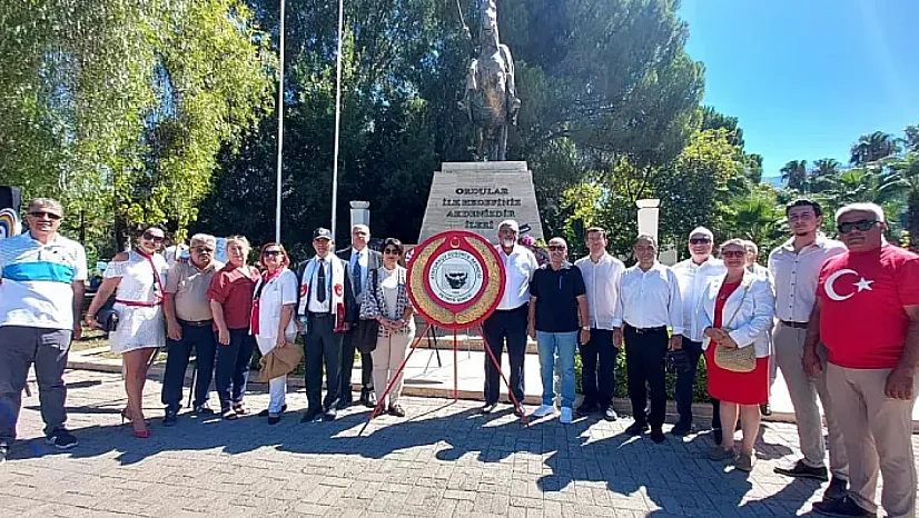 Fethiye'de Atatürk Anıtı önünde alternatif çelenk sunma töreni