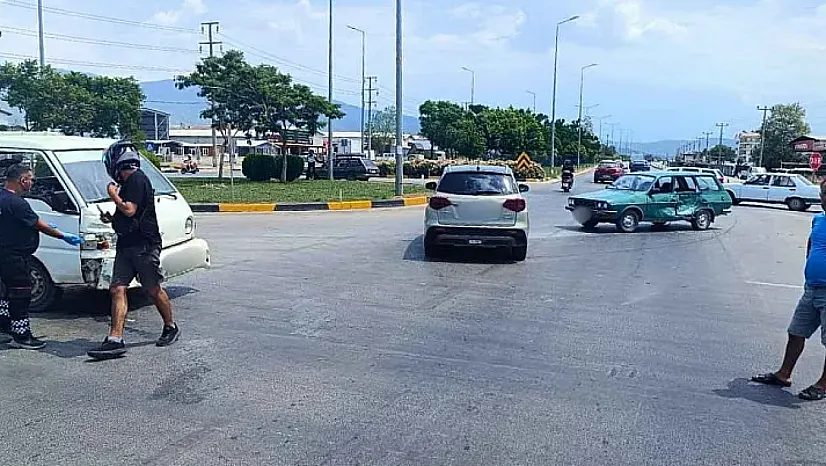 Fethiye'de Çamköy Kontrolsüz Kavşakta Trafik Kazası