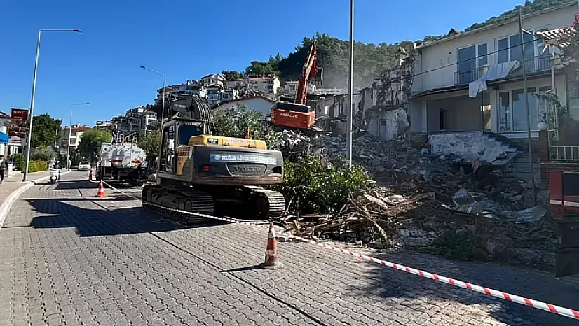 Fethiye'de depreme dayanıksız 3 bina yıkılıyor