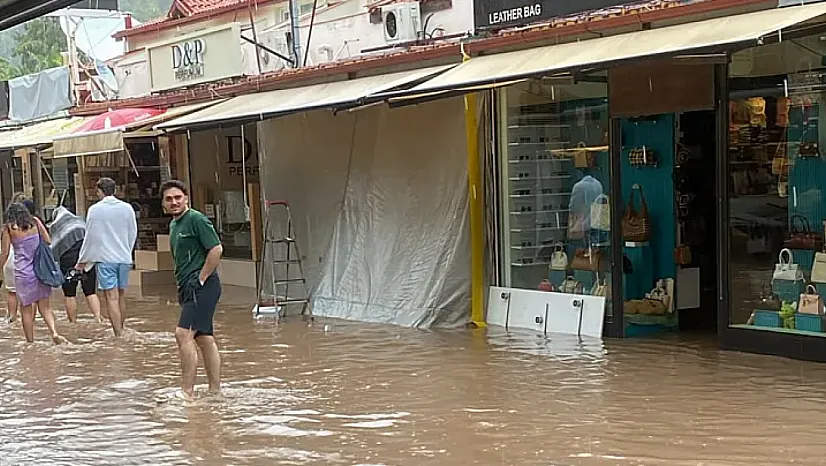 Fethiye Ölüdeniz'de sağanak yağış etkili oldu
