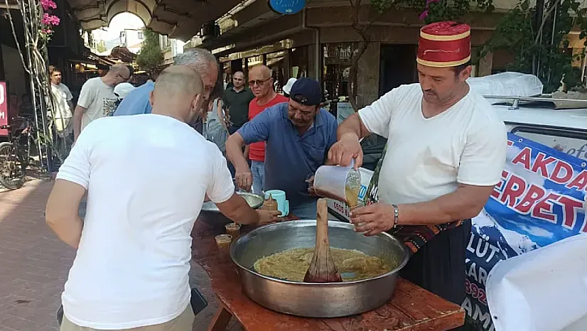 Fethiye Paspatur'da 'Çantacı İlhan' anısına kar şerbeti ikramı