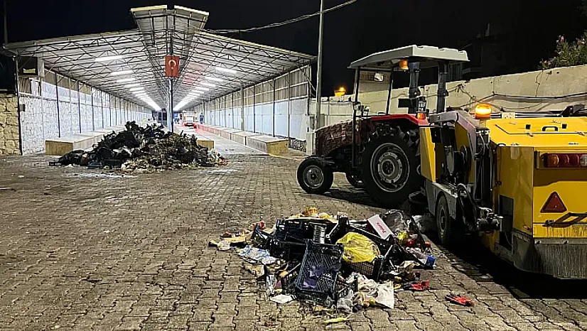 Pazar dağıldı, temizlik ekipleri gece mesaisine başladı