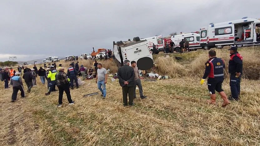 Afyonkarahisar'da Midibüs Şarampole Devrildi: 25 Kişi Yaralandı