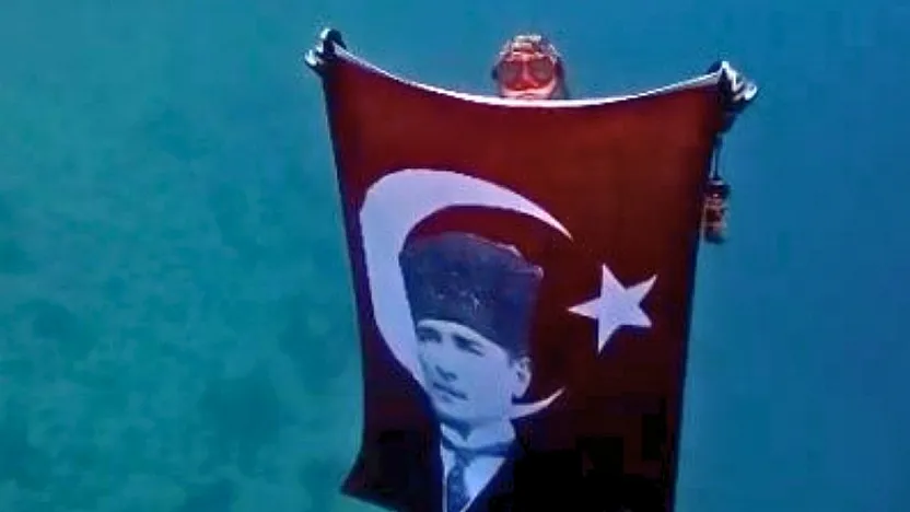 Akyaka'da Cumhuriyet Bayramı'nı su altında kutladılar