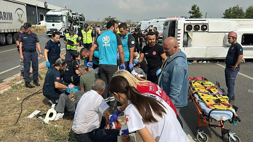 Antalya-Isparta Karayolu'nda yolcu midibüsü devrildi: 1'i ağır 17 yaralı