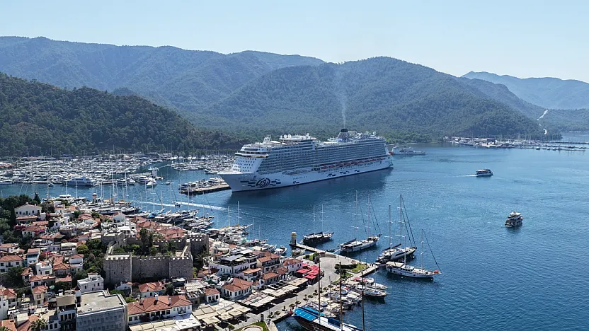 'Aroya' kruvaziyeri Marmaris'e 2 bin 667 turist getirdi